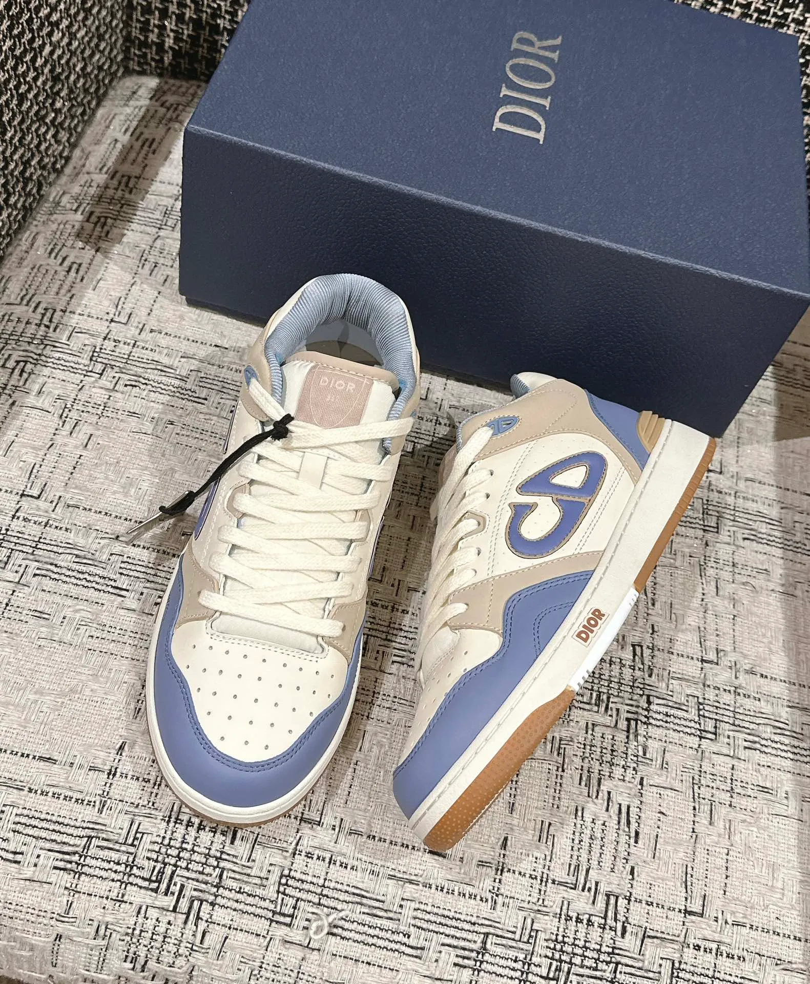 👟👟Ex-factory price 680👟👟. Dior 2024 model B57 popular casual shoe mid-top version, couple model, original explosion-proof one-to-one perfect reproduction, craftsmanship details in place, original customized materials, awesome, latest element combination, fashionable and casual personality, versatile Fabric: original fabric cowhide, mesh, electric embroidery plus 3D printing Inner: imported breathable mesh feet: original molding pad outsole: original one-to-one mold opening T👟👟Ex-factory price U Size: women’s size 35-40~men’s size 39-45
